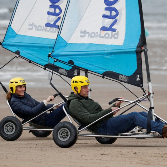 Le prince William, duc de Cambridge, et Kate Middleton, duchesse de Cambridge, font du char à voile sur la plage Saint Andrews dans le comté de East Lothian, en Écosse. Le 26 mai 2021.