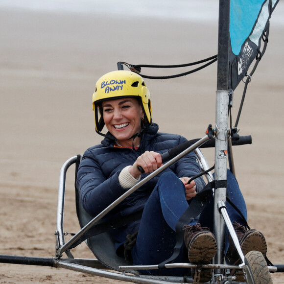Kate Middleton, duchesse de Cambridge, fait du char à voile sur la plage Saint Andrews dans le comté de East Lothian, en Écosse. Le 26 mai 2021.