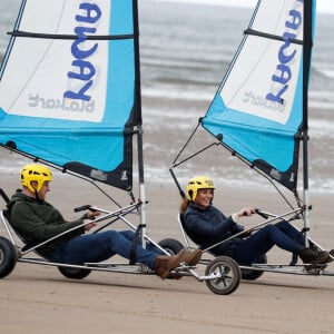 Le prince William, duc de Cambridge, et Kate Middleton, duchesse de Cambridge, font du char à voile sur la plage Saint Andrews dans le comté de East Lothian, en Écosse. Le 26 mai 2021.