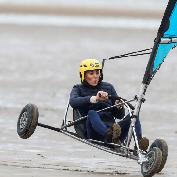 Kate Middleton, duchesse de Cambridge, fait du char à voile sur la plage Saint Andrews dans le comté de East Lothian, en Écosse. Le 26 mai 2021.