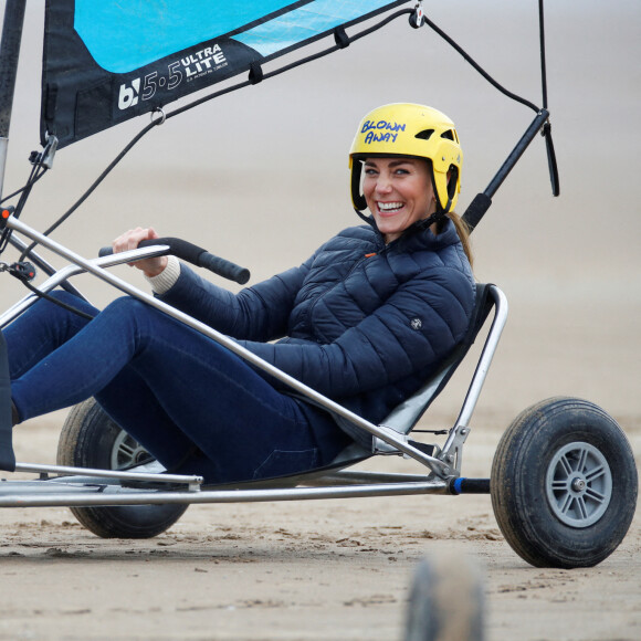 Kate Middleton, duchesse de Cambridge, fait du char à voile sur la plage Saint Andrews dans le comté de East Lothian, en Écosse. Le 26 mai 2021.