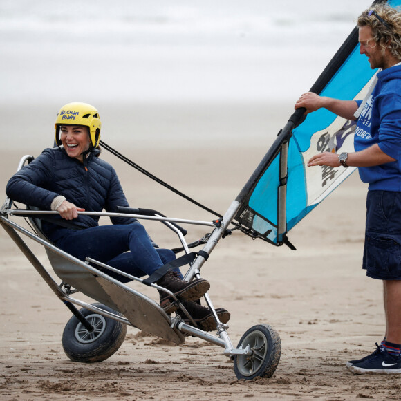 Kate Middleton, duchesse de Cambridge, fait du char à voile sur la plage Saint Andrews dans le comté de East Lothian, en Écosse. Le 26 mai 2021.