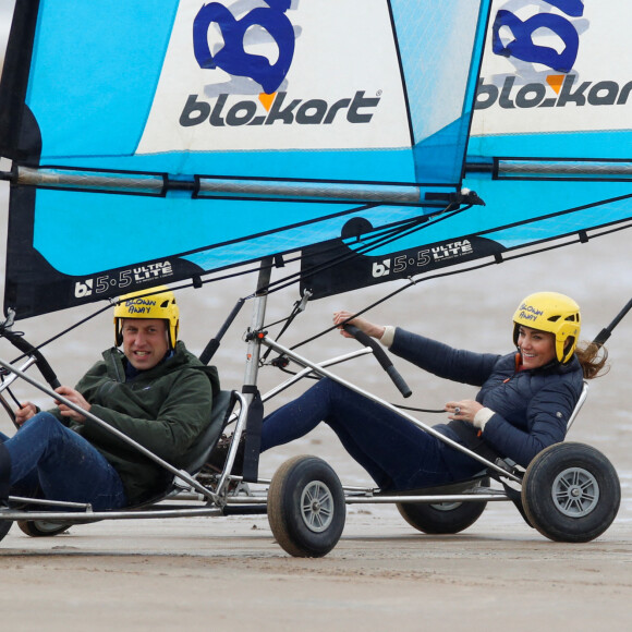 Le prince William, duc de Cambridge, et Kate Middleton, duchesse de Cambridge, font du char à voile sur la plage Saint Andrews dans le comté de East Lothian, en Écosse. Le 26 mai 2021.