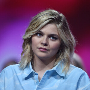 Exclusif - Louane Emera - Enregistrement de l'émission "300 Choeurs chantent Dassin" à Paris, qui sera diffusée le 16 octobre sur France 3. Le divertissement musical "300 Choeurs" fait sa rentrée avec une émission 100 % inédite consacrée à l'un des artistes les plus populaires dans les années 70, Joe Dassin. Toute la soirée, plusieurs générations d'artistes s'associeront aux plus beaux choeurs français pour reprendre à leurs côtés les plus grandes chansons de du chanteur dans des versions créées spécialement pour l'émission. Le 15 septembre 2020 © Tiziano Da Silva / Bestimage