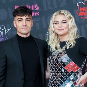 Louane Emera et son compagnon Florian Rossi posent à deux pour la première fois lors des NRJ Music Awards, à Paris.