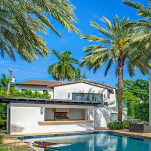 Jennifer Lopez et Ben Affleck vivraient leur romance dans une maison de Miami à 18 millions de dollars, avec son accès direct à la plage. Mis en location pour 130.000 dollars par mois, la demeure compte 11 chambres et 12 salles de bains, deux cuisines, une salle de gym, une piscine, un spa et un studio d'enregistrement. Le 27 mai 2021.