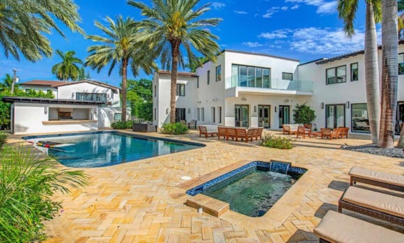 Jennifer Lopez et Ben Affleck vivraient leur romance dans une maison de Miami à 18 millions de dollars, avec son accès direct à la plage. Mis en location pour 130.000 dollars par mois, la demeure compte 11 chambres et 12 salles de bains, deux cuisines, une salle de gym, une piscine, un spa et un studio d'enregistrement. Le 27 mai 2021.