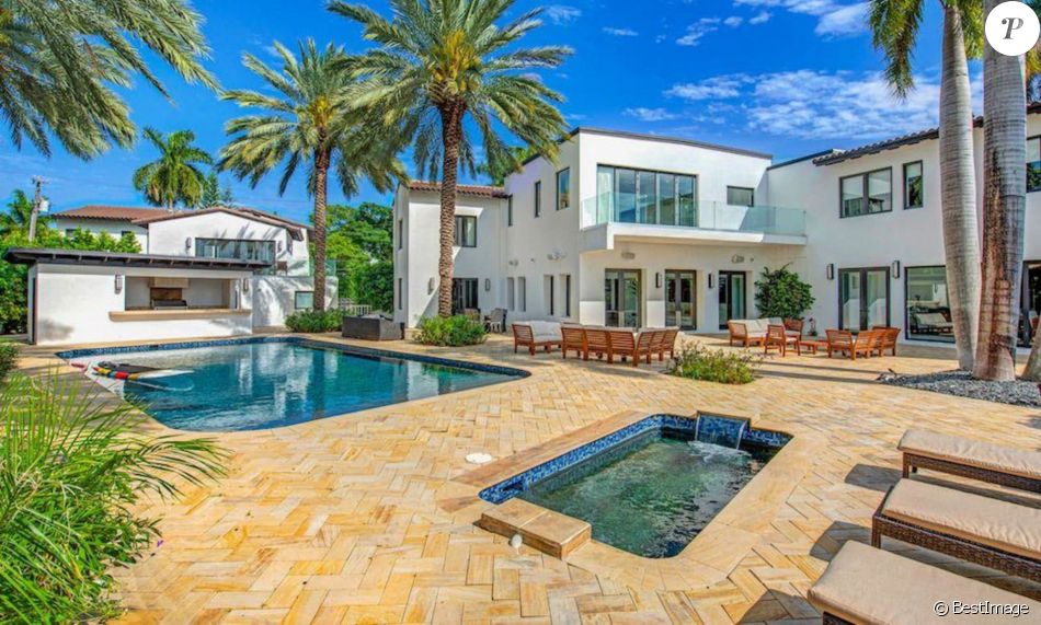 Jennifer Lopez et Ben Affleck vivraient leur romance dans une maison de Miami à 18 millions de dollars, avec son accès direct à la plage. Mis en location pour 130.000 dollars par mois, la demeure compte 11 chambres et 12 salles de bains, deux cuisines, une salle de gym, une piscine, un spa et un studio d'enregistrement. Le 27 mai 2021.