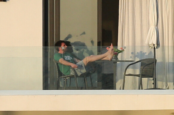Ben Affleck fume une cigarette sur le balcon de la maison qu'il loue avec Jennifer Lopez à Miami le 25 mai 2021.