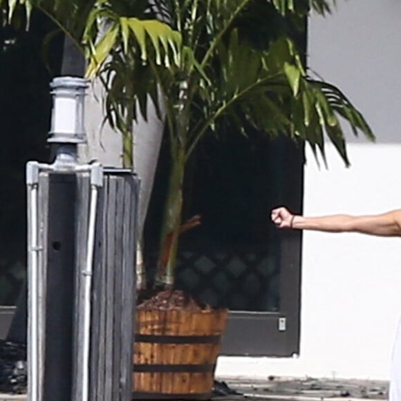 Jennifer Lopez fait des étirements pieds nus devant la maison qu'elle partage avec Ben.Affleck à Miami le 25 mai 2021.