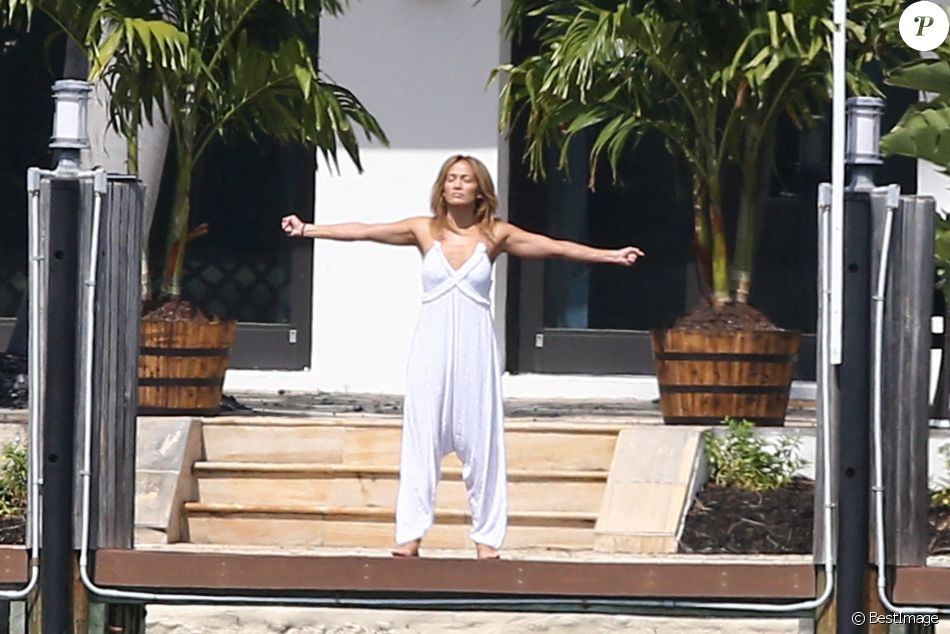 Jennifer Lopez fait des étirements pieds nus devant la maison qu'elle partage avec Ben.Affleck à Miami le 25 mai 2021.