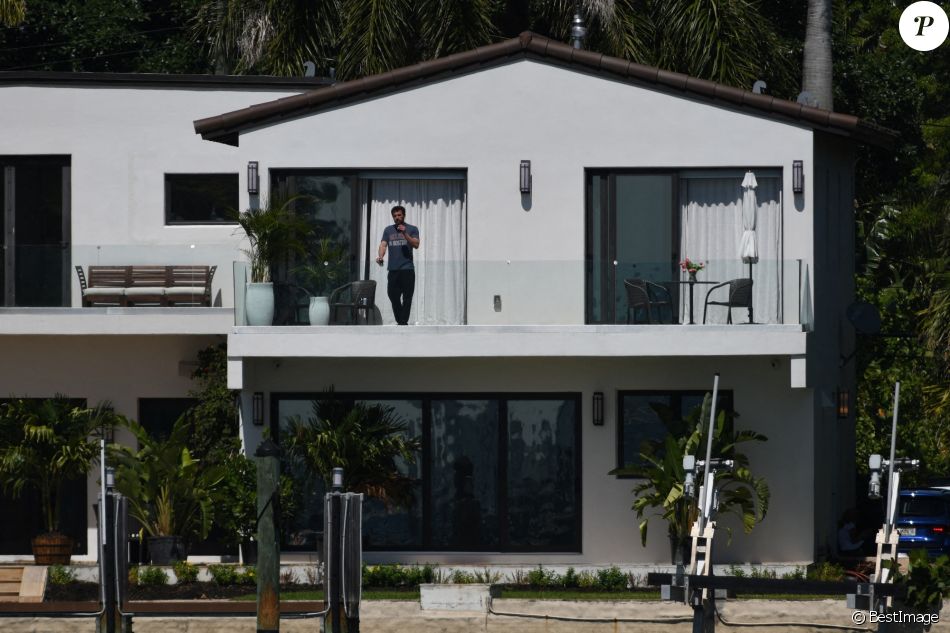 Pendant que Ben Affleck fume une cigarette sur le balcon de leur maison, Jennifer Lopez sort discuter avec son fils Maximilian (Max) à Miami le 24 mai 2021.