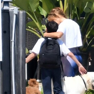 Pendant que Ben Affleck fume une cigarette sur le balcon de leur maison, Jennifer Lopez sort discuter avec son fils Maximilian (Max) à Miami le 24 mai 2021. 