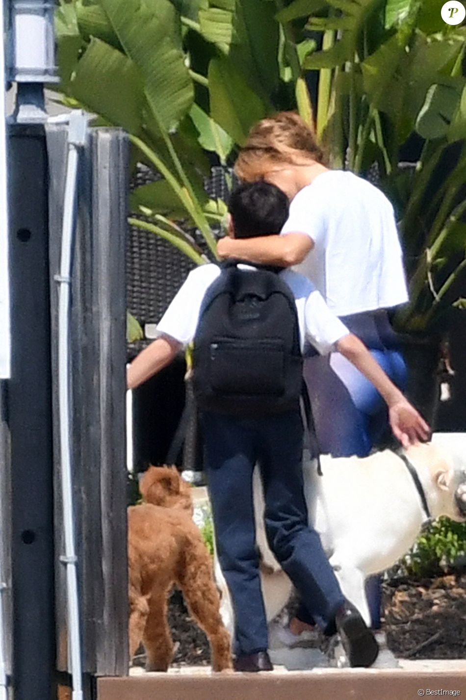 Pendant que Ben Affleck fume une cigarette sur le balcon de leur maison, Jennifer Lopez sort discuter avec son fils Maximilian (Max) à Miami le 24 mai 2021.