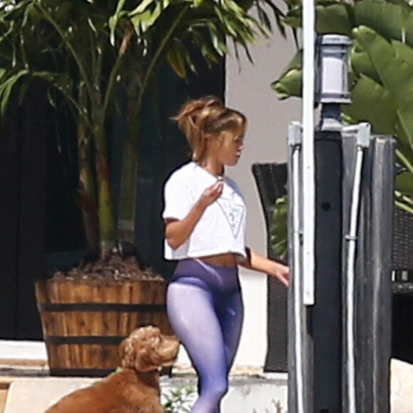 Pendant que Ben Affleck fume une cigarette sur le balcon de leur maison, Jennifer Lopez sort discuter avec son fils Maximilian (Max) à Miami le 24 mai 2021.