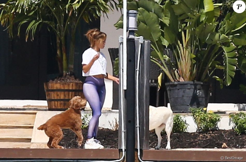 Pendant que Ben Affleck fume une cigarette sur le balcon de leur maison, Jennifer Lopez sort discuter avec son fils Maximilian (Max) à Miami le 24 mai 2021.