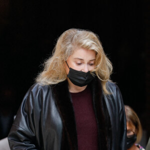 Catherine Deneuve lors de la sortie des obsèques de Jean-Yves Bouvier en l'église Notre-Dame d'Auteuil, chapelle Sainte Bernadette à Paris le 19 mai 2021.