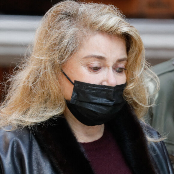 Catherine Deneuve lors de la sortie des obsèques de Jean-Yves Bouvier en l'église Notre-Dame d'Auteuil, chapelle Sainte Bernadette à Paris le 19 mai 2021.