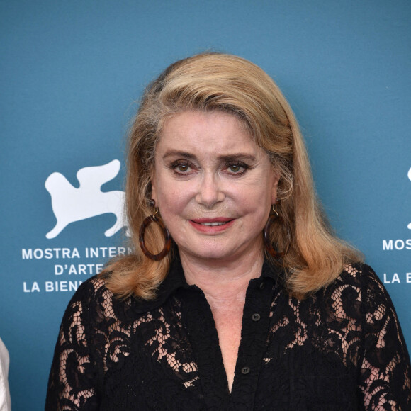 Catherine Deneuve lors du photocall du film "La vérité" lors du 76ème festival international du film de Venise, la Mostra le 28 août 2019. 
