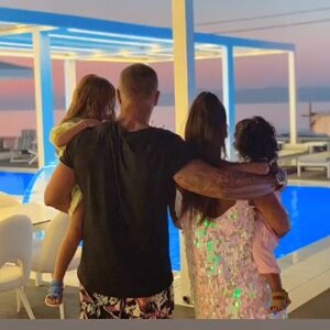 Amel Bent publie des photos de ses vacances en famille sur sa page Instagram le 12 août 2019.