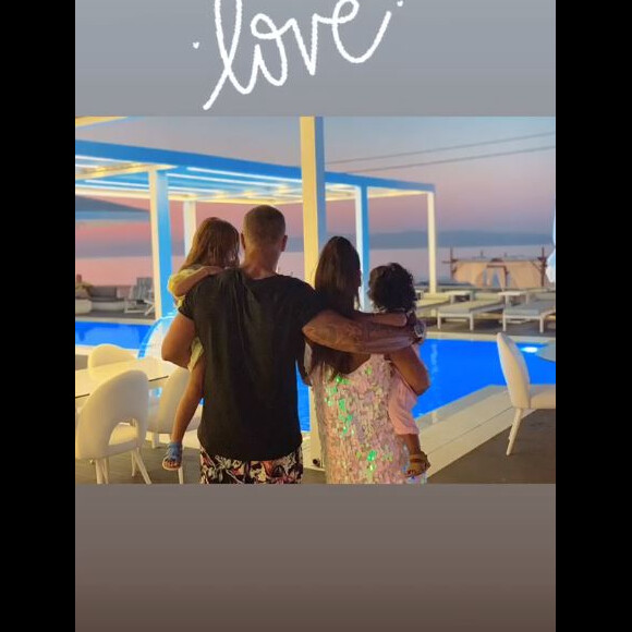 Amel Bent publie des photos de ses vacances en famille sur sa page Instagram le 12 août 2019.