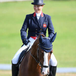 Zara Philips (Tindall) en détente sur son cheval "Class Affair" avant un concours de dressage au Burnham Market International Horse le 18 septembre 2020.