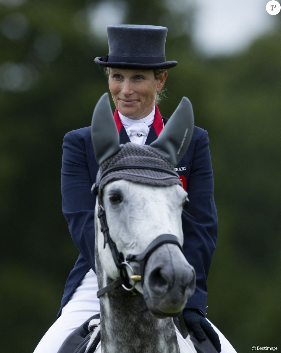 Zara Phillips (Zara Tindall) dresse son nouveau cheval Happenstance à Cornbury, le 11 septembre 2020.
