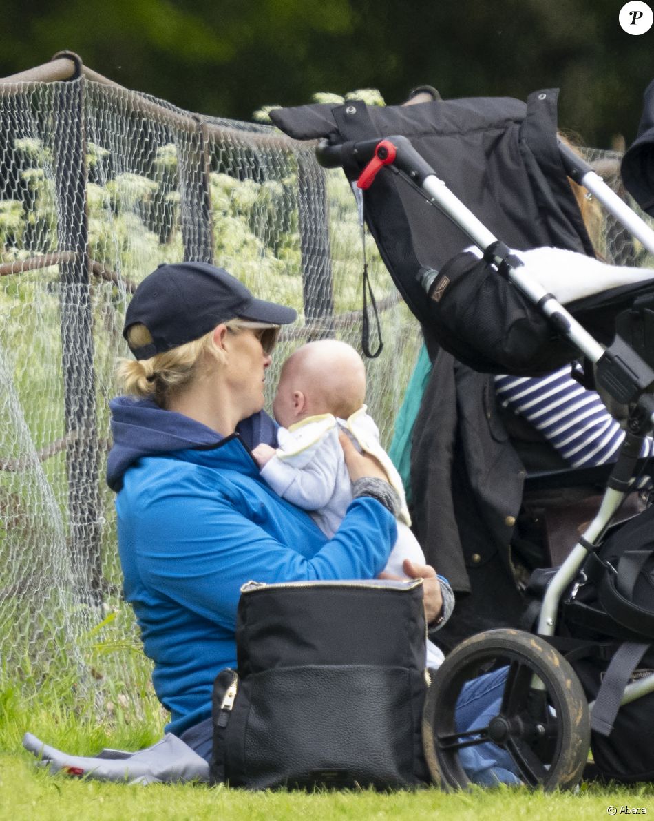 Zara Tindall et son fils Lucas lors du "Houghton Hall Horse Trials" à Houghton, dans le Norfolk, le 27 mai 2021.