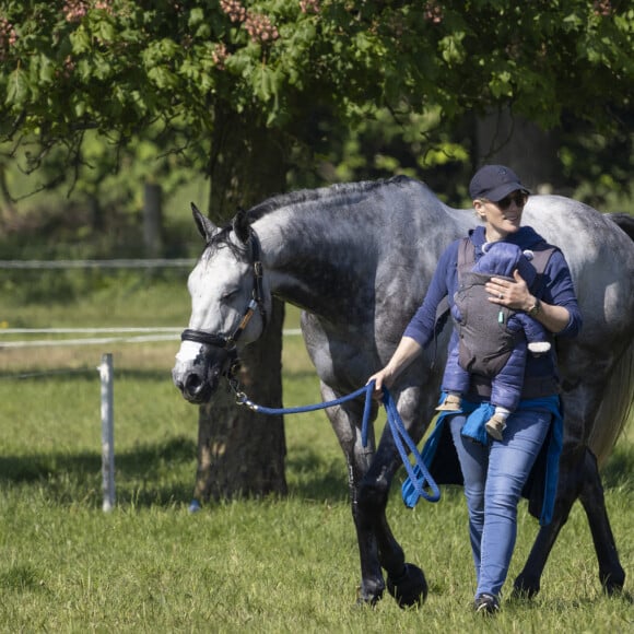 Zara Tindall et son bébé Lucas assistent au "Houghton Hall Horse Trials" à Kings Lynn. Le 29 mai 2021  29 May 2021. Zara Tindall and new son Lucas with friends at The Houghton Hall Horse Trials in Kings Lynn, Norfolk. 