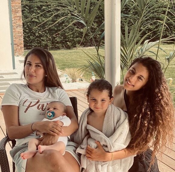 Wafa avec ses filles Manel et Jenna et son fils Aaron, mai 2021