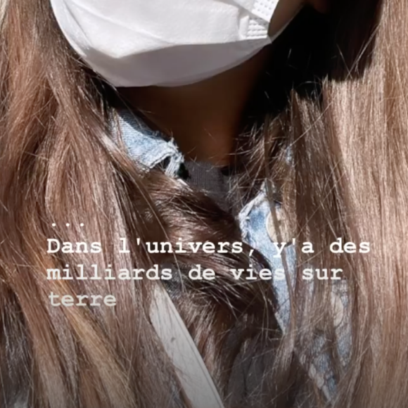 "Dans l'univers, y a des milliards de vies sur Terre, sept milliards d'êtres humains, peut-être trois milliards de filles, mais c'est toi que je veux", écrit Antoine Griezmann sur Instagram à l'intention de son épouse, Erika Choperena.