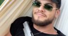 Rayane Bensetti pose avec un revolver sur Instagram.