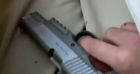 Rayane Bensetti pose avec un revolver sur Instagram.