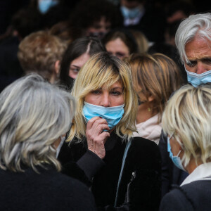 Mathilde Seigner et son compagnon Mathieu Petit - Sorties des obsèques d'Yves Rénier en l'église Saint-Pierre de Neuilly-sur-Seine. Le 30 avril 2021.