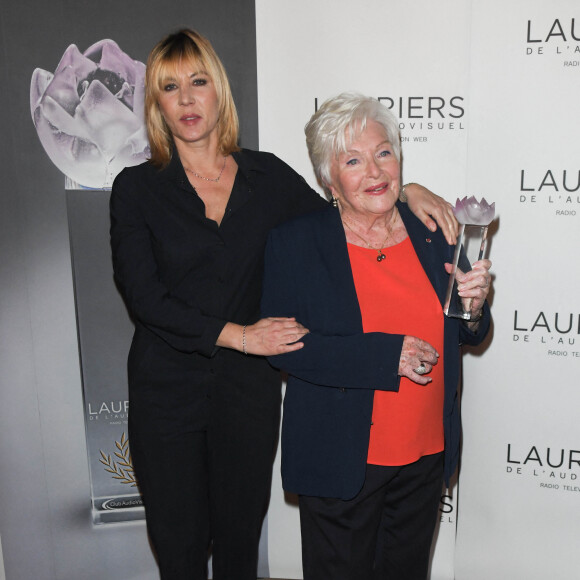 Mathilde Seigner et Line Renaud - 25e palmarès pour les Lauriers de l'Audiovisuel au Théâtre Marigny à Paris, le 10 février 2020. © Coadic Guirec/Bestimage