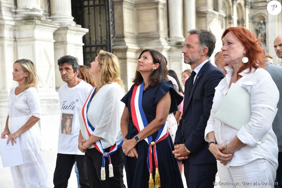 Catherine Marchal, Anne Hidalgo, Eva Darlan - Cérémonie de recueillement en souvenir des victimes de féminicides sur le parvis de l'hôtel de ville à Paris. Le 28 août 2019. © Giancarlo Gorassini / Bestimage