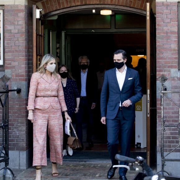 La reine Maxima des Pays-Bas rend visite aux membre de l'orchestre royal à Amsterdam le 2 juin 2021.