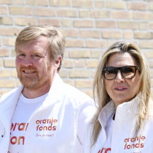 Le roi Willem-Alexander et la reine Maxima des Pays-Bas participent à la journée de bénévolat du Fonds Oranje au centre culturel Cultuurhuis De Paulus à Oegsgeest, Pays-Bas, le 28 mai 2021.