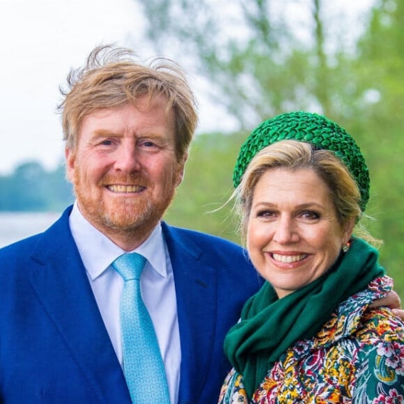 Le roi Willem Alexander des Pays-Bas et la reine Maxima sont en visite à un spectacle en plein air dans la province de North Limburg le 27 mai 2021.