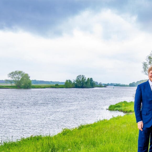 Le roi Willem Alexander des Pays-Bas et la reine Maxima sont en visite à un spectacle en plein air dans la province de North Limburg le 27 mai 2021.