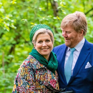 Le roi Willem Alexander des Pays-Bas et la reine Maxima sont en visite à un spectacle en plein air dans la province de North Limburg le 27 mai 2021.