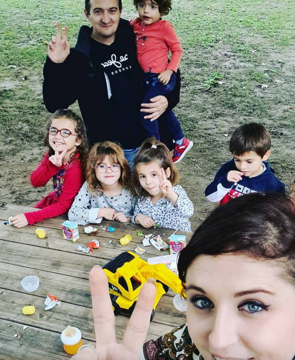 Amandine Pellissard (Familles nombreuses, la vie en XXL) avec son mari et sa famille sur Instagram