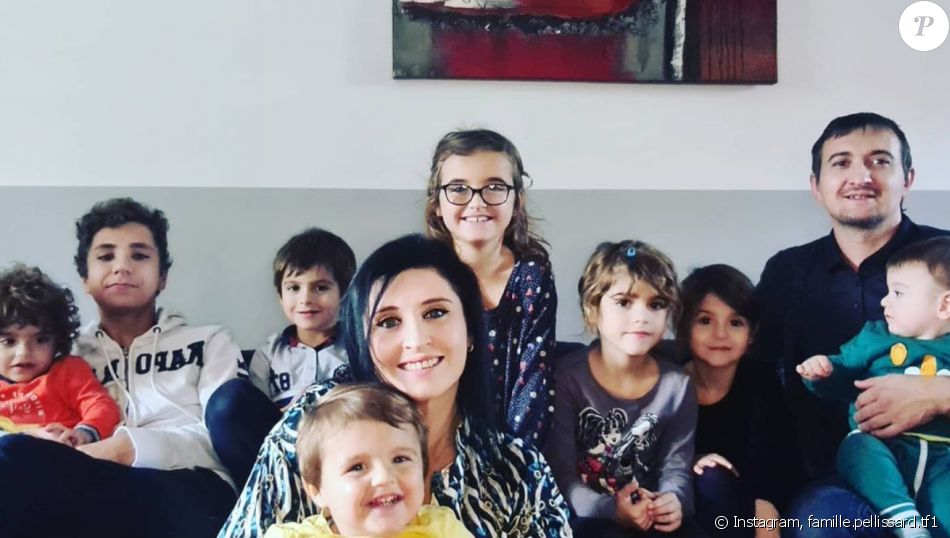 Amandine Pellissard (Familles nombreuses, la vie en XXL) avec son mari et sa famille sur Instagram