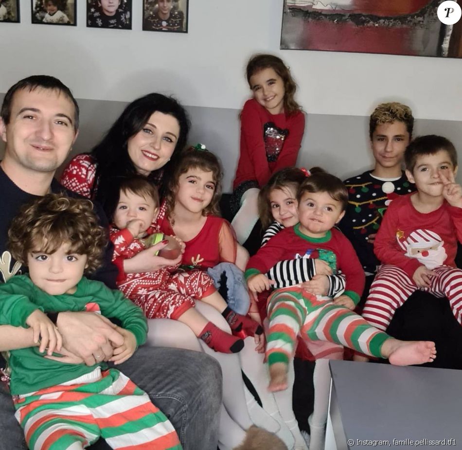 Amandine Pellissard (Familles nombreuses, la vie en XXL) avec son mari et sa famille sur Instagram