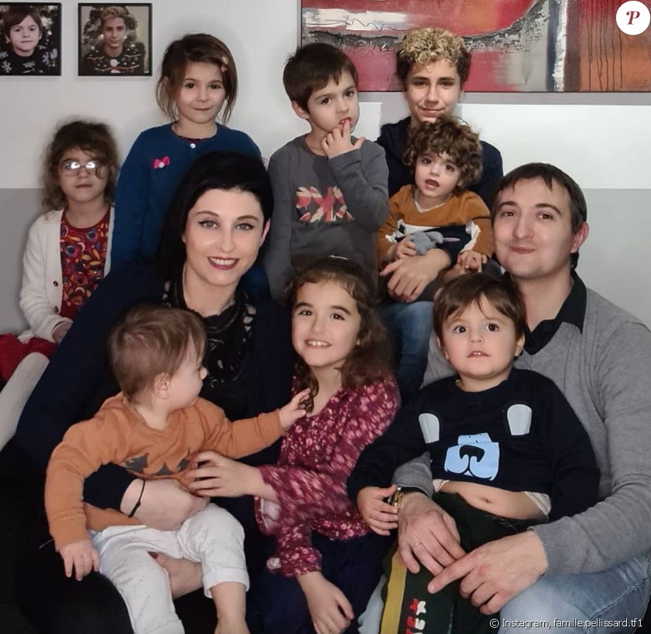 Amandine Pellissard (Familles nombreuses, la vie en XXL) avec son mari et sa famille sur Instagram