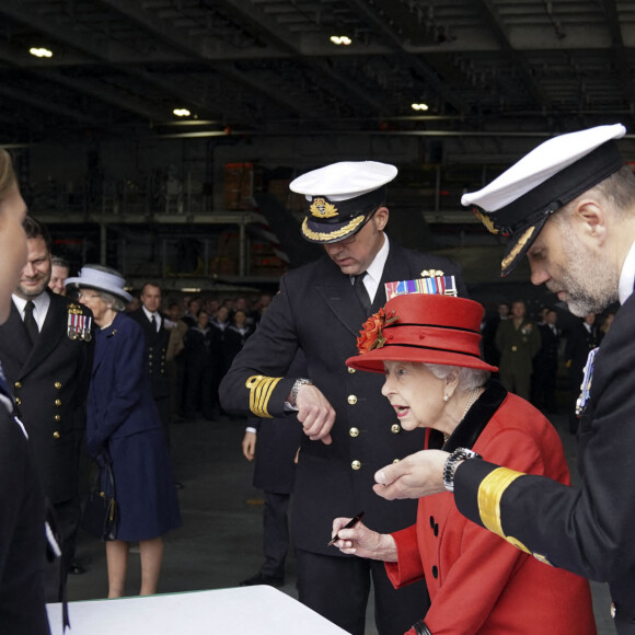 La reine Elisabeth II lors d'une visite le navire HMS Queen Elizabeth à la base navale de Portsmouth, avant le premier déploiement du navire le 22 mai 2021.