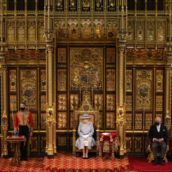 La reine Elisabeth II d'Angleterre, le prince Charles, prince de Galles, et Camilla Parker Bowles, duchesse de Cornouailles - La reine d'Angleterre va prononcer son discours d'ouverture de la session parlementaire à la Chambre des lords au palais de Westminster à Londres, Royaume Uni, le 11 mai 2021.