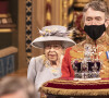 La reine Elisabeth II d'Angleterre, le prince Charles, prince de Galles, Camilla Parker Bowles, duchesse de Cornouailles, et la couronne impériale de l'État - La reine d'Angleterre va prononcer son discours d'ouverture de la session parlementaire à la Chambre des lords au palais de Westminster à Londres.
