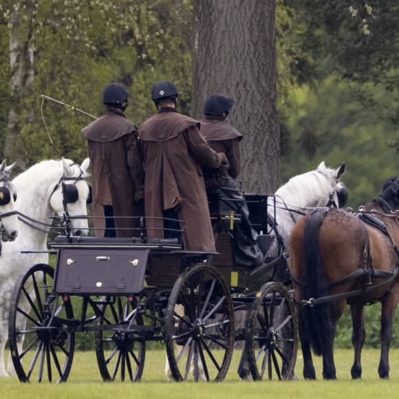 La reine Elisabeth II d'Angleterre est venue en voiture voir les chevaux de l'attelage du prince Philip à Windsor, Royaume Uni, le 30 avril 2021.
