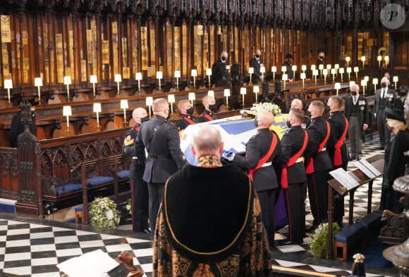 La reine Elisabeth II d'Angleterre - Funérailles du prince Philip, duc d'Edimbourg à la chapelle Saint-Georges du château de Windsor, Royaume Uni, le 17 avril 2021.